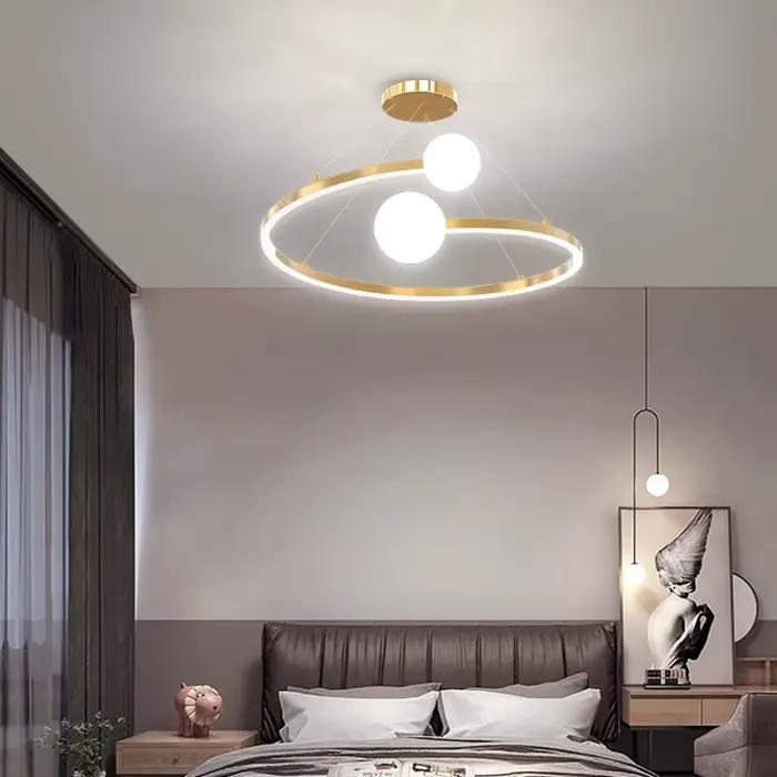 Lustre scandinave minimaliste avec anneau doré