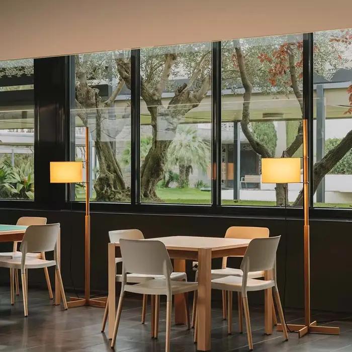 Lampadaire en noyer tissu design