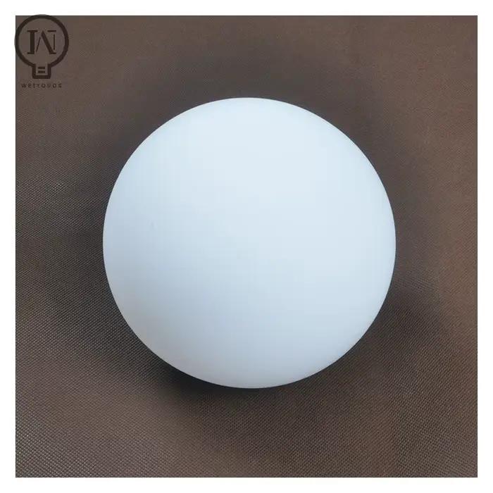Abat-jour en verre blanc moderne pour lampe à installer facilement, disponible en plusieurs couleurs et dimensions pour une décoration intérieure sophistiquée et lumineuse