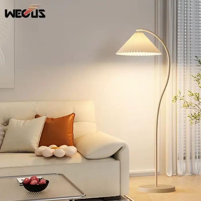 Lampe sur pied style crème pour salon