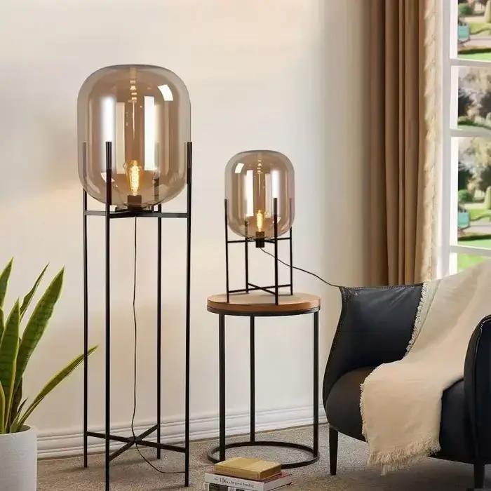 Lampadaire à quatre pieds en verre gris fumé