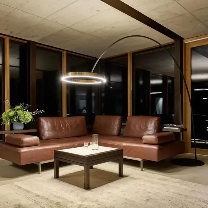 Anneau pêche lampadaire moderniste doré avec LED pour intérieur sophistiqué et luminosité durable pour entrée et salon