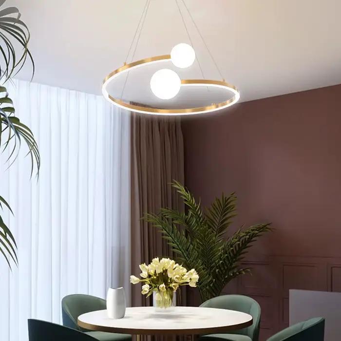 Lustre scandinave minimaliste avec anneau doré