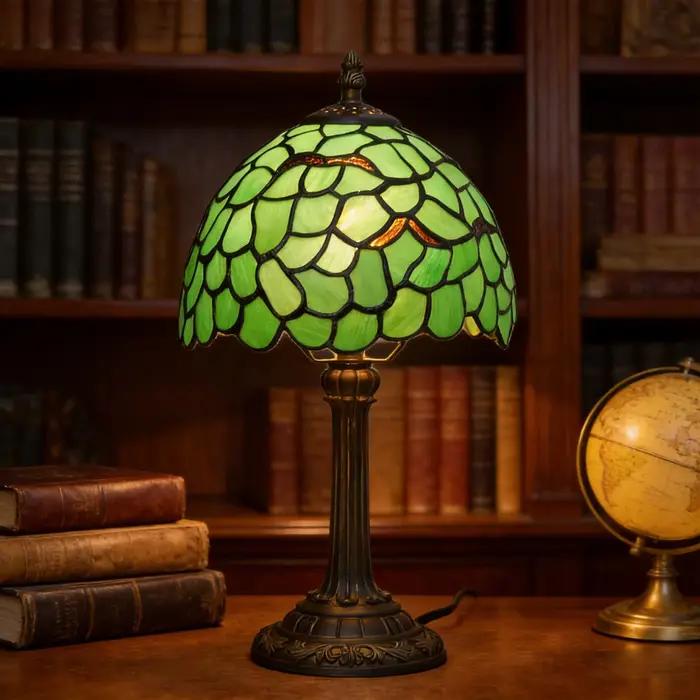 Lampe Tiffany en vitrail motif feuille verte