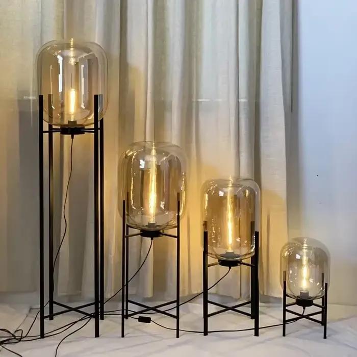 Lampadaire à quatre pieds en verre gris fumé