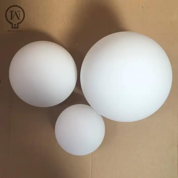 Abat-jour en verre blanc moderne pour lampe à installer facilement, disponible en plusieurs couleurs et dimensions pour une décoration intérieure sophistiquée et lumineuse