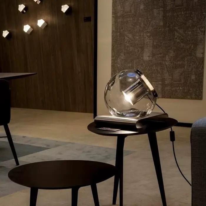Lampe de table en boule de verre design nordique minimaliste et créatif post-moderne idéal pour chambre à coucher ou bar avec finition chromée et ampoules LED