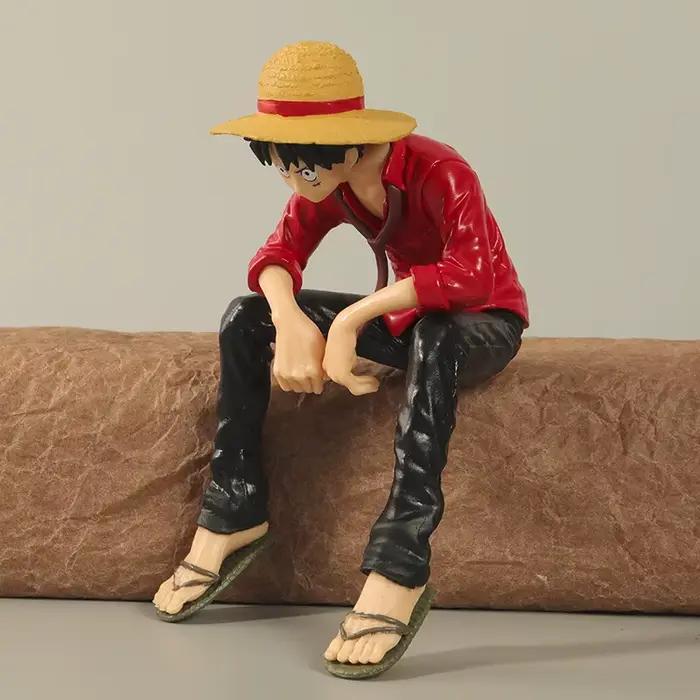 Figurine de capitaine de pirate, chapeau de paille Luffy, une pièce, ornement de tableau de bord de voiture à pose assise