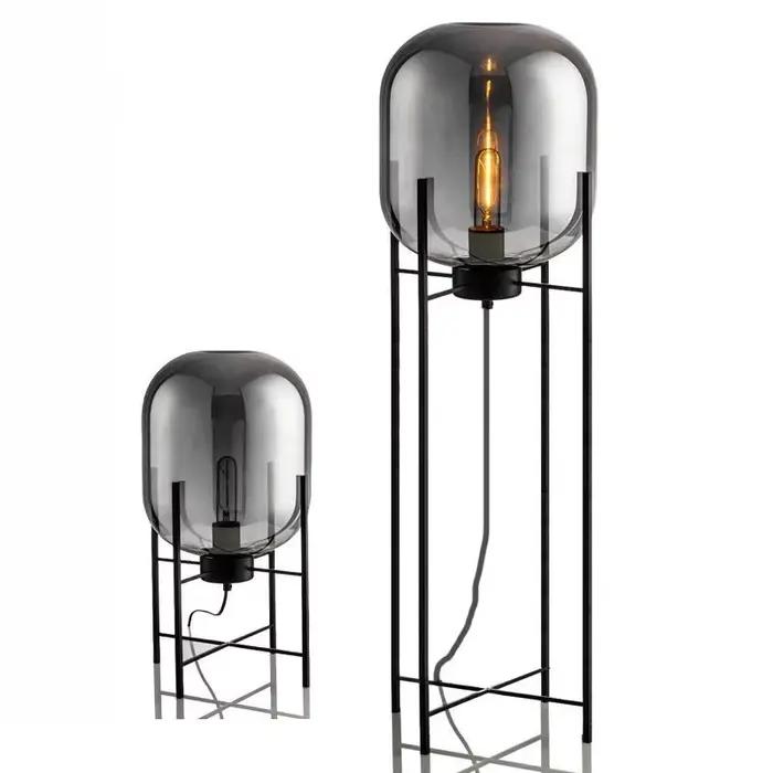 Lampadaire à quatre pieds en verre gris fumé