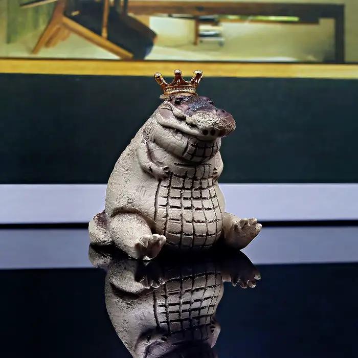 Figurine de Crocodile potelée avec couronne dorée, décor Animal en résine mignon pour la maison, le bureau et l'étagère, ornement Miniature Adorable