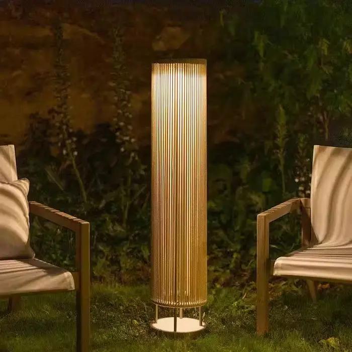 Lampe sur pied en rotin nordique