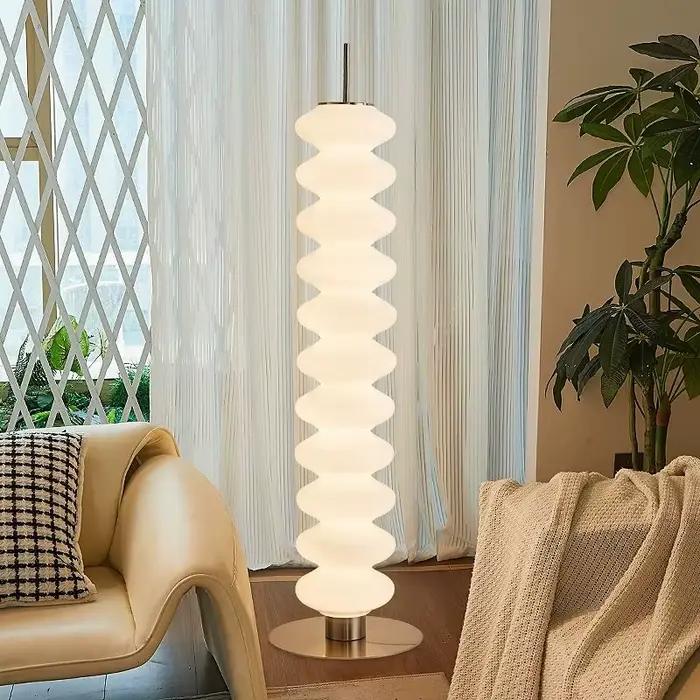 Lampadaire moderne avec finition chromée polie pour salon chambre à coucher et couloir éclairage intérieur design nordique LED adaptable occasionnels