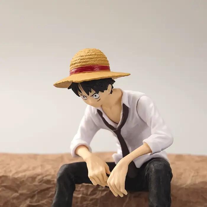 Figurine de capitaine de pirate, chapeau de paille Luffy, une pièce, ornement de tableau de bord de voiture à pose assise