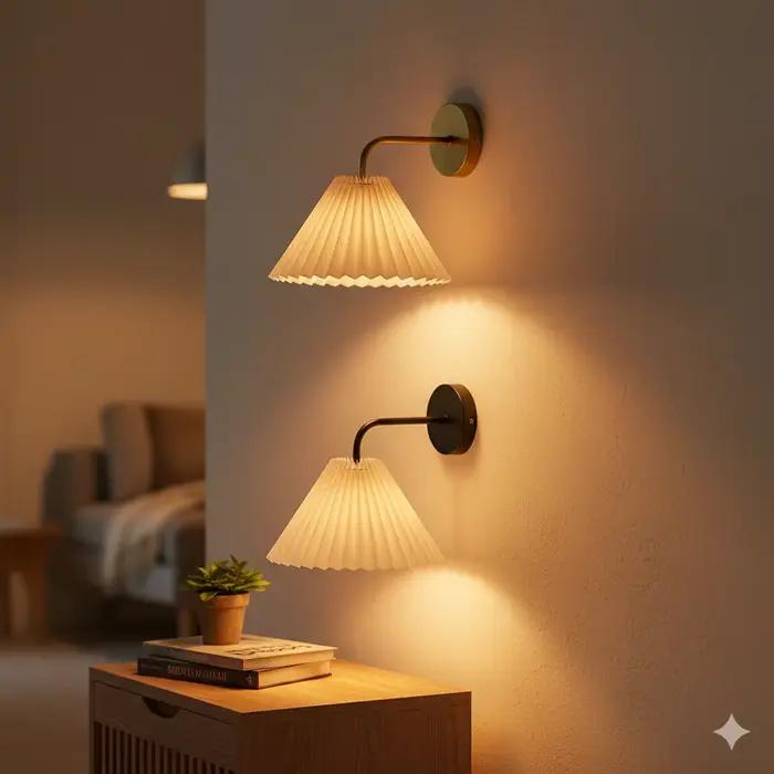 Appliques murales modernes et simples à LED en métal avec abat-jour plissé incurvé