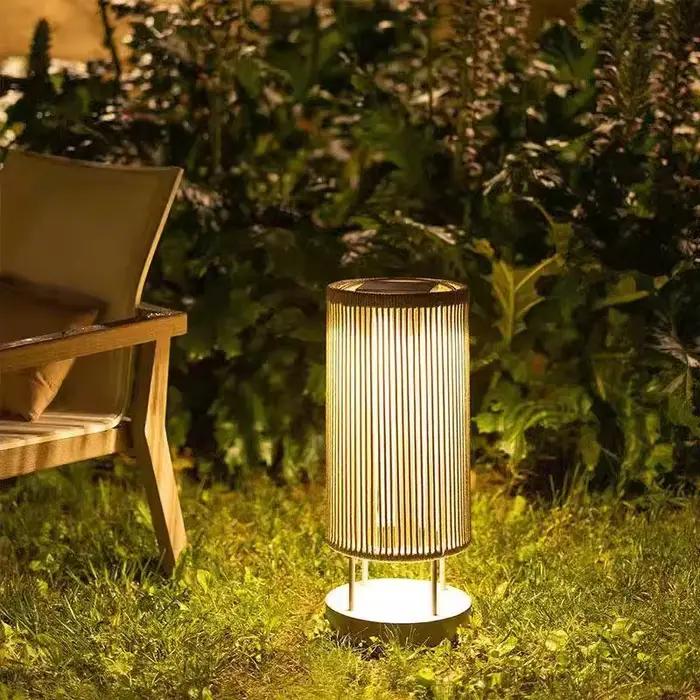 Lampe sur pied en rotin nordique