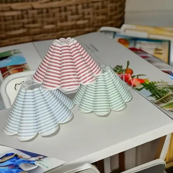 Abat-jour de table en tissu à rayures multiples avec cadre en fer