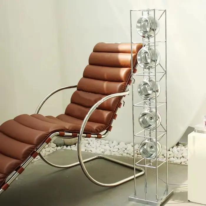 Lampe LED autoportante en métal chromé avec abat-jour en cristal, design minimaliste pour éclairer et embellir votre intérieur, salon, chambre ou bureau, moderne et sophistiquée