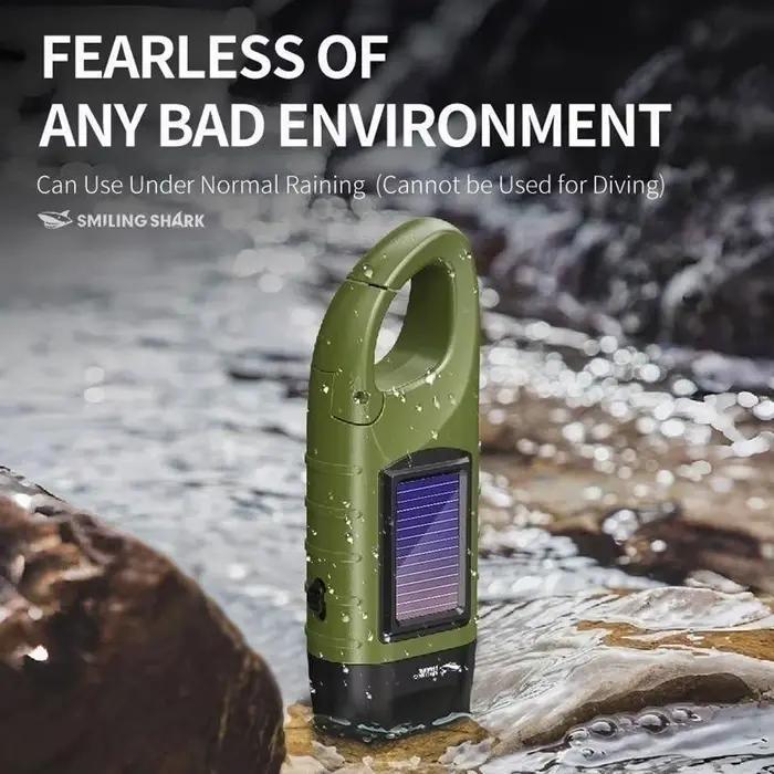 Lampe de poche LED énergie solaire pour camping alpinisme et situations d'urgence trois couleurs émission ABS robuste recharge manivelle ou énergie solaire distance d'éclairage 100-200 mètres