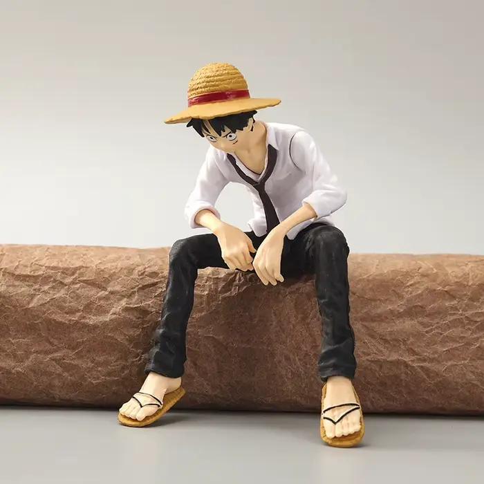 Figurine de capitaine de pirate, chapeau de paille Luffy, une pièce, ornement de tableau de bord de voiture à pose assise