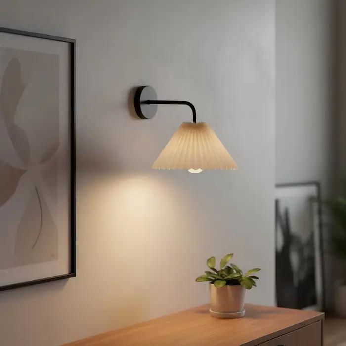 Appliques murales modernes et simples à LED en métal avec abat-jour plissé incurvé