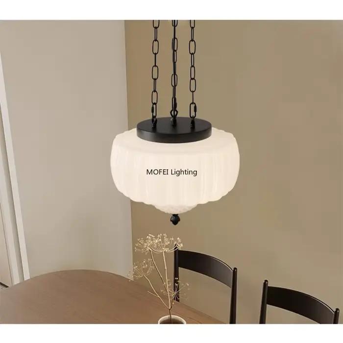 Lampe suspendue en verre blanc laiteux de style médiéval français