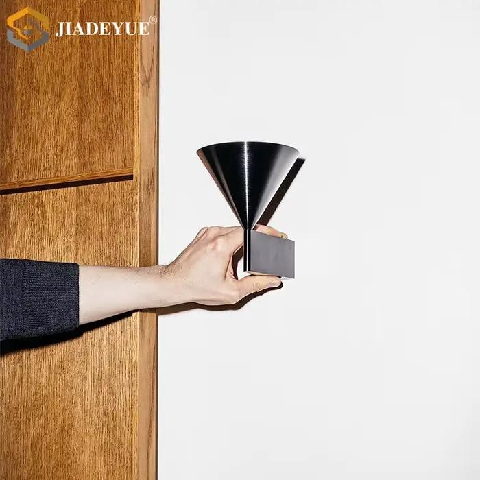 Lampe de chevet minimaliste moderne avec design en forme de cône