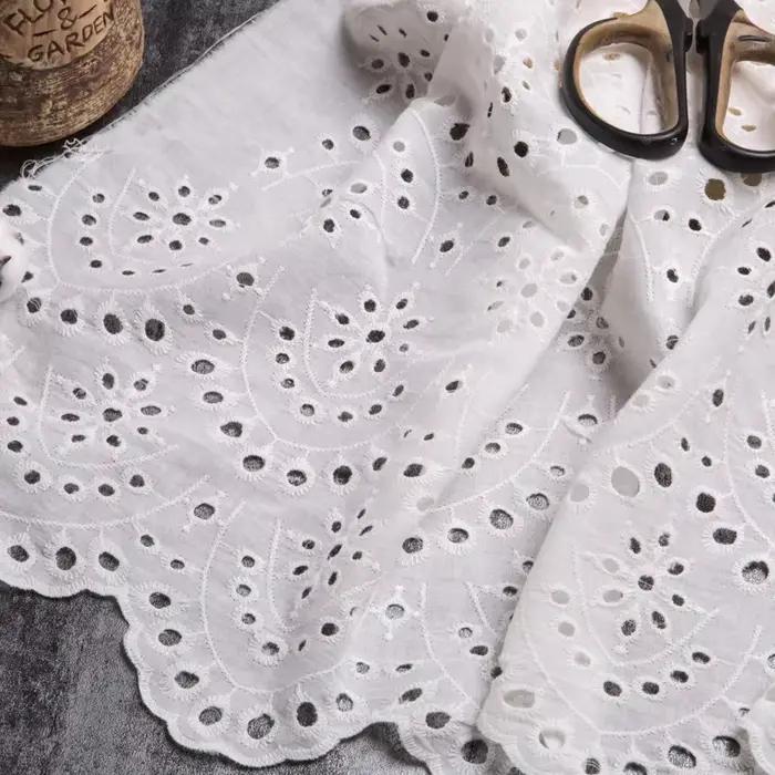 Tissu en dentelle brodée blanche, 100% au mètre, coton, robes de mariée, jupes, vêtements, couture, fleur, gril creux, cour de brocart