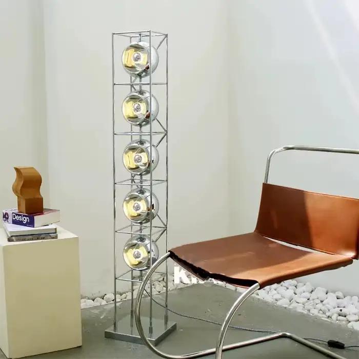 Lampe LED autoportante en métal chromé avec abat-jour en cristal, design minimaliste pour éclairer et embellir votre intérieur, salon, chambre ou bureau, moderne et sophistiquée