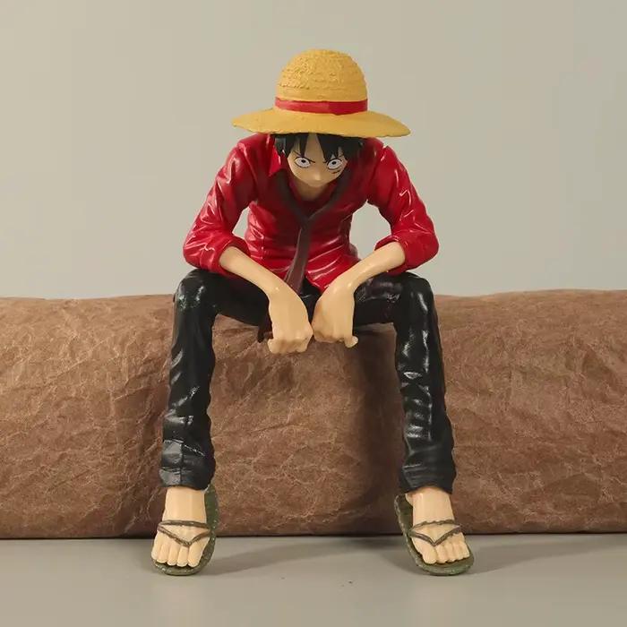Figurine de capitaine de pirate, chapeau de paille Luffy, une pièce, ornement de tableau de bord de voiture à pose assise