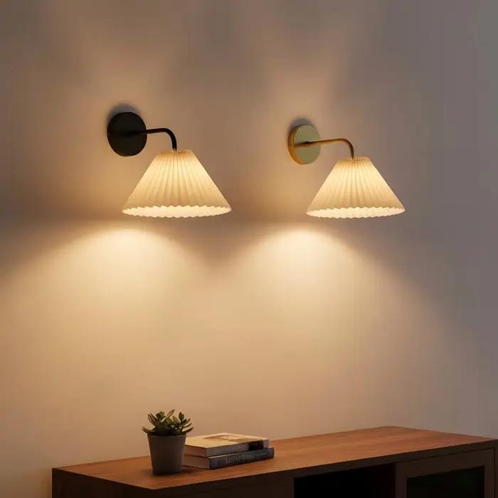 Appliques murales modernes et simples à LED en métal avec abat-jour plissé incurvé