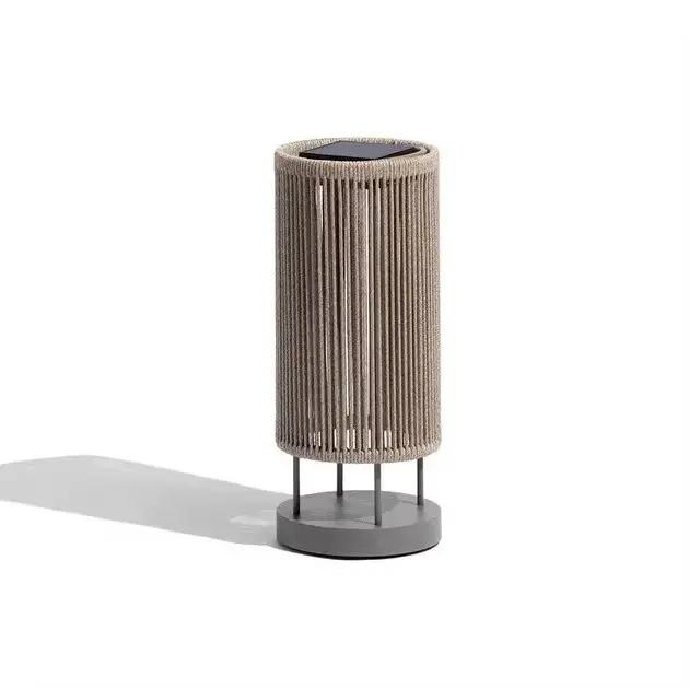 Lampe sur pied en rotin nordique